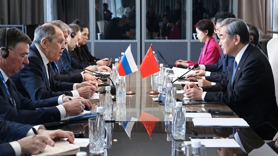 Cuộc gặp giữa Ngoại trưởng Nga Sergei Lavrov và Ngoại trưởng Trung Quốc Vương Nghị bên lề hội nghị G20 ở Nam Phi. Ảnh: Bộ Ngoại giao Nga.