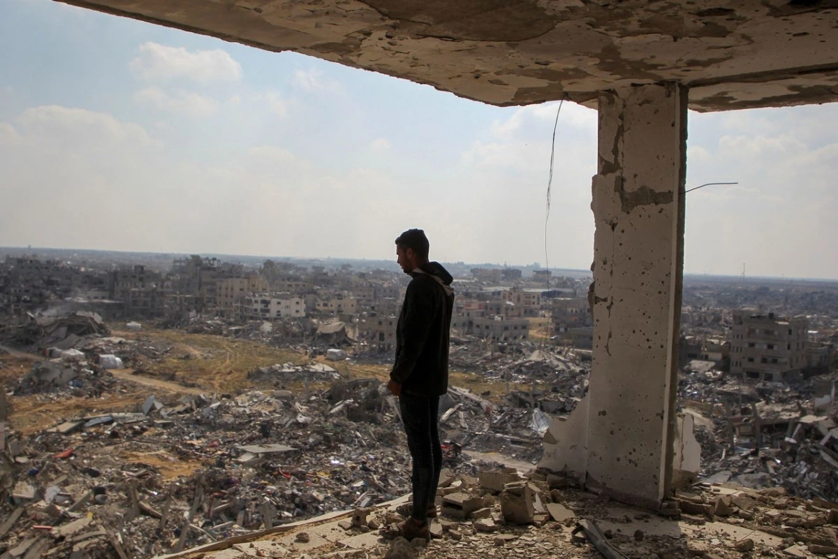 Một người đàn ông Palestine đang nhìn đống đổ nát của các tòa nhà bị phá hủy trong chiến dịch tấn công của Israel ở Rafah, phía Nam Dải Gaza. Ảnh: Reuters