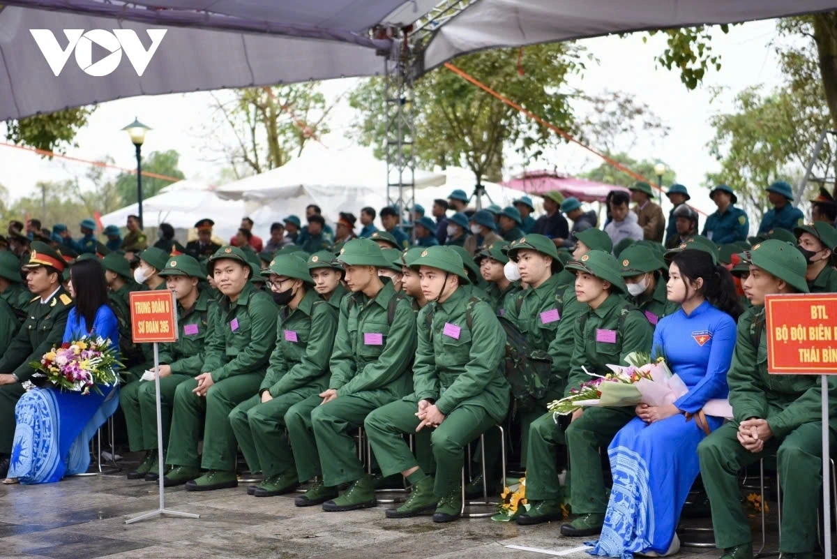 Tân binh huyện Quỳnh Phụ, tỉnh Thái Bình phấn khởi lên đường nhập ngũ