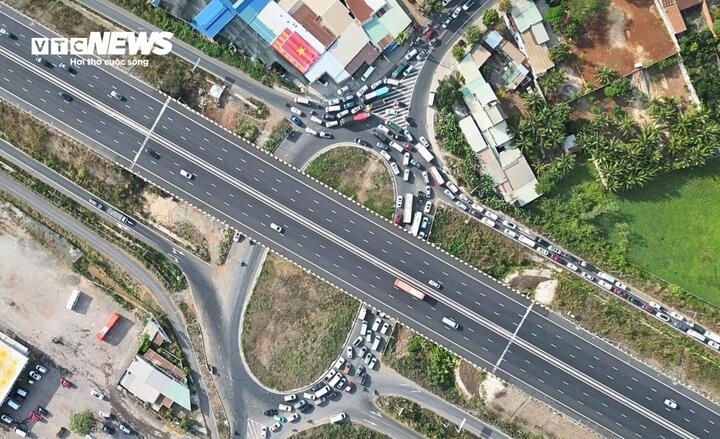 Lực lượng chức năng chặn lối vào cao tốc Phan Thiết - Dầu Giây khiến giao thông ùn ứ.