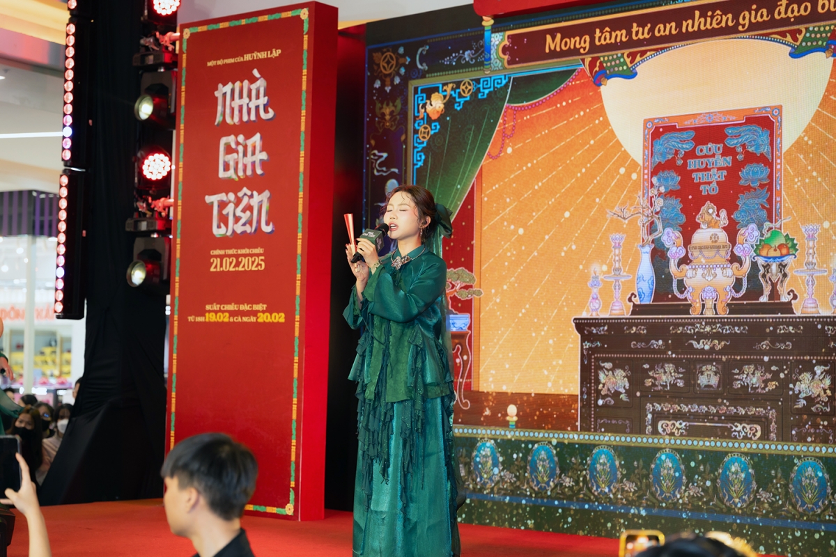 Phương Mỹ Chi lần đầu tiên trình diễn nhạc phim "Nhà gia tiên"
