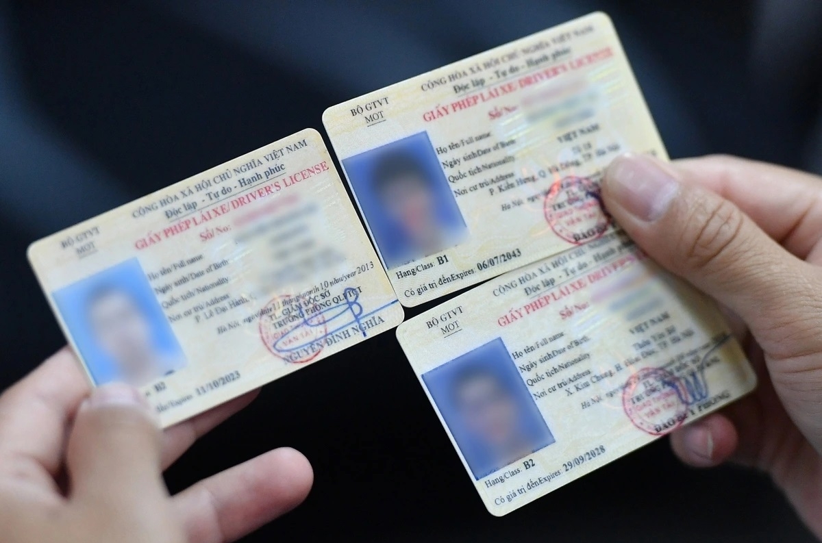 Từ 1/3, người dân có nhu cầu đổi, cấp lại giấy phép lái xe sẽ thực hiện theo 2 cách là trực tuyến và trực tiếp tại trụ sở Công an cấp xã nơi được bố trí điểm tiếp nhận hồ sơ hoặc Phòng CSGT Công an các tỉnh, thành phố.