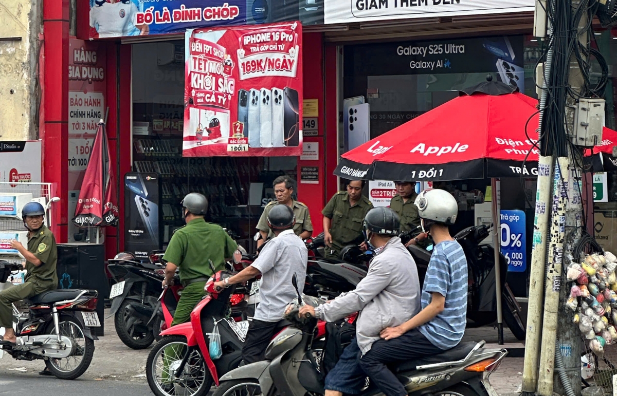 Lực lượng Công an TPHCM đang truy bắt nghi phạm cướp tài sản tại cửa hàng FPT. (Ảnh: B.T)