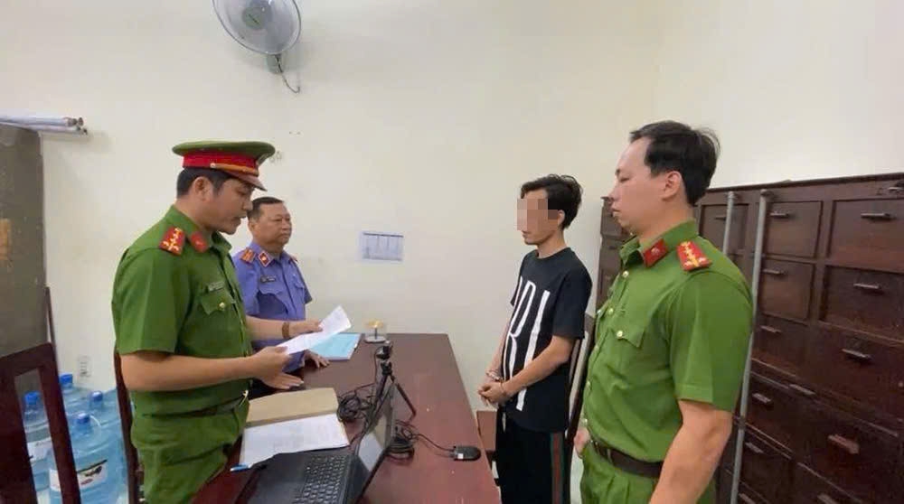 Cơ quan cảnh sát điều tra Công an quận Tân Bình tống đạt các quyết định khởi tố và lệnh bắt tạm giam đối với bị can Phạm Anh Phương. (Ảnh: A.V)