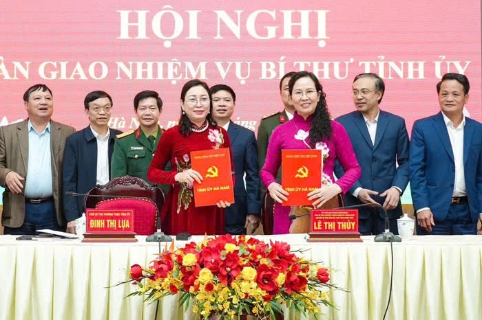 Bà Lê Thị Thủy và bà Đinh Thị Lụa ký bàn giao nhiệm vụ Bí thư Tỉnh ủy Hà Nam