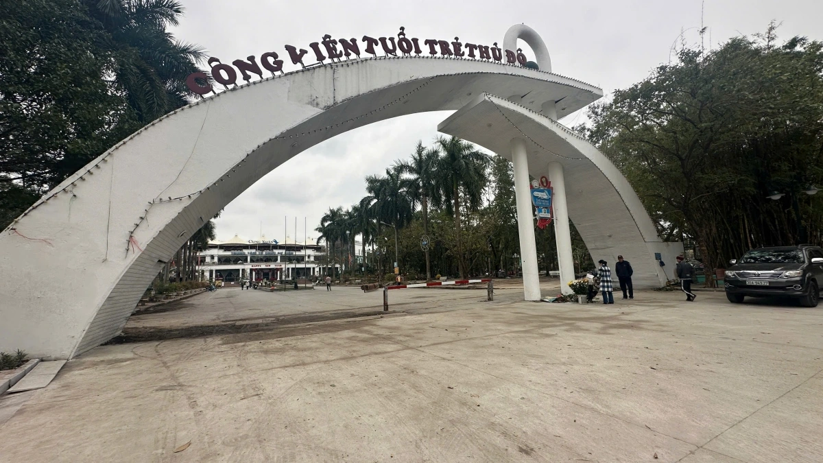 Công viên Tuổi trẻ Thủ đô được thành phố giao cho quận Hai Bà Trưng quản lý, vận hành lập, thẩm định, phê duyệt, dự án đầu tư công viên theo phân cấp cấp huyện quản lý với mục đích đầu tư, cải tạo công viên. Đây l​​​à công viên lớn thứ 2 trên địa bàn quận Hai Bà Trưng thực hiện công tác hạ rào. Sau hơn 1 tháng thi công dự án <a href="https://vov.vn/xa-hoi/hien-trang-cong-vien-tuoi-tre-thu-do-chuan-bi-ha-rao-tao-khong-gian-mo-post1132032.vov" target="_blank">hạ rào</a>, Công viên Tuổi trẻ Thủ đô hoàn thành đem lại diện mạo mới khang trang sáng- xanh- sạch - đẹp cho khu vực xung quanh.
