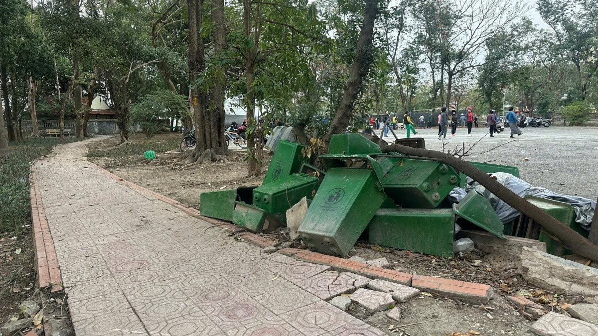 Thùng đựng rác hư hỏng chất đống.