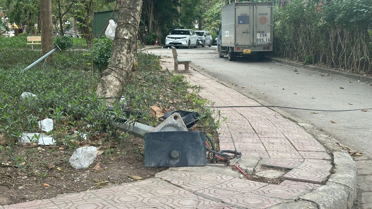 Cột đèn chiếu sáng ngã đổ dây điện nằm vắt ngang đường.