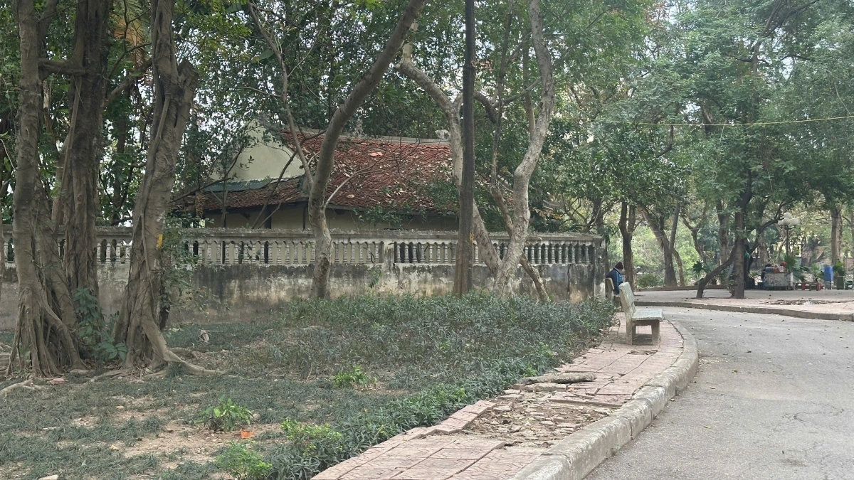 Sau gần 20 năm tồn tại, trải qua nhiều đơn vị quản lý, trong Công viên Tuổi trẻ Thủ đô xuất hiện nhiều hạng mục công trình vi phạm quy hoạch, vi phạm xây dựng. Đến nay cơ bản các vi phạm trật tự xây dựng đã được tháo gỡ sau chỉ đạo quyết liệt của UBND thành phố Hà Nội. Tuy nhiên, trong công viên vẫn tồn tại một số <a href="https://vov.vn/xa-hoi/ha-noi-thao-do-xong-10-hang-muc-vi-pham-tai-cong-vien-tuoi-tre-thu-do-post1052116.vov" target="_blank">công trình vi phạm</a>. 