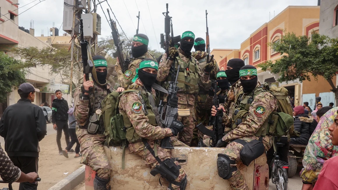 Các chiến binh Hamas tuần tra trên phố trước khi trao trả 3 con tin người Israel cho nhóm Chữ thập đỏ ở Deir el-Balah, trung tâm Gaza, vào ngày 8/2. Nguồn: Getty