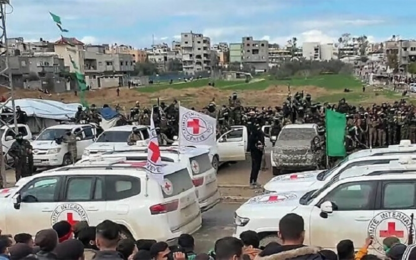 Các xe của ICRC chờ tiếp nhận con tin do Hamas phóng thích ở Nuseirat, Gaza ngày 22/2. Ảnh: Times of Israel