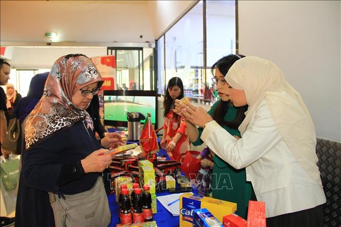 Người tiêu dùng Algeria tìm hiểu thông tin về sản phẩm Việt tại sự kiện