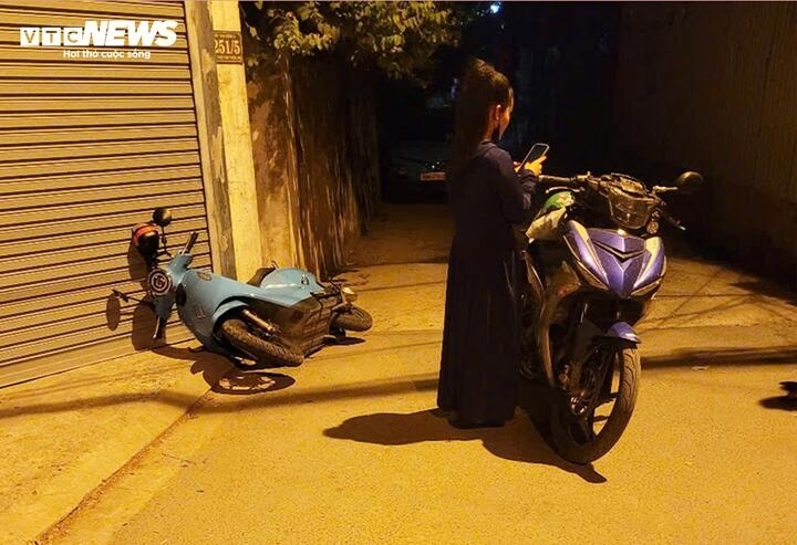 Chị N. bỏ lại xe máy khi bị đuổi đánh.