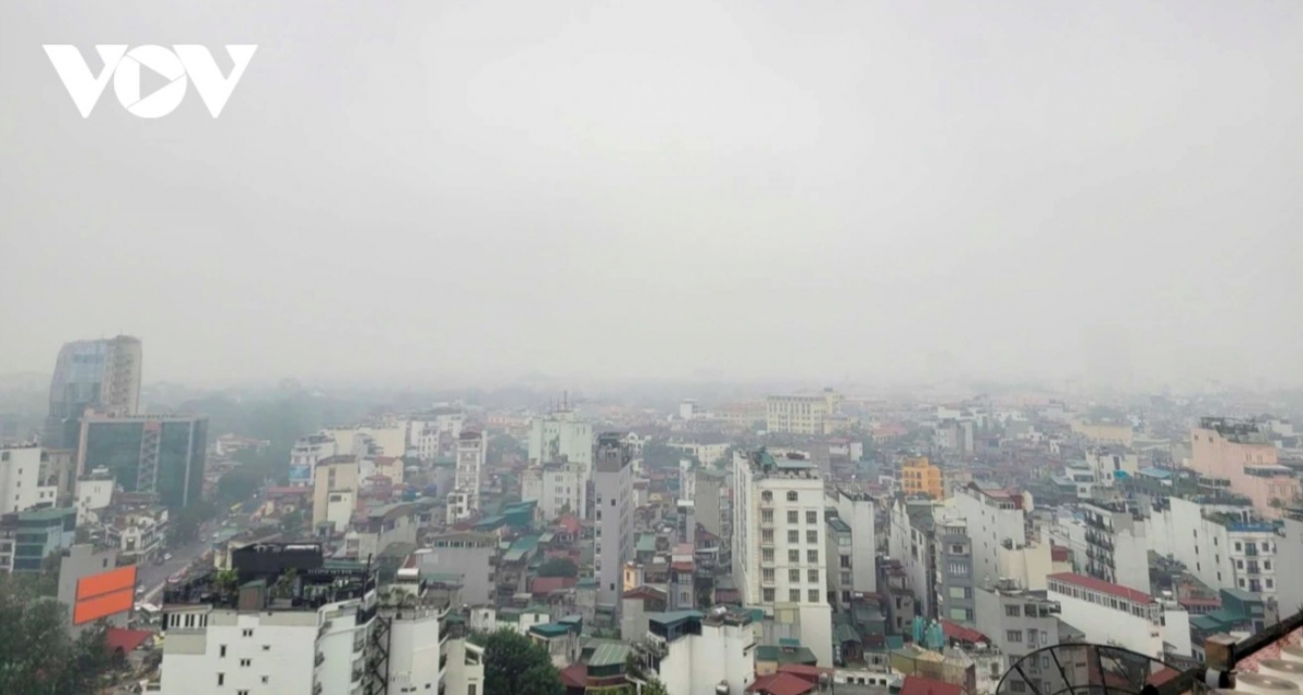 At the center of Hanoi, despite it being noon on February 6, the sky remained covered in fog
