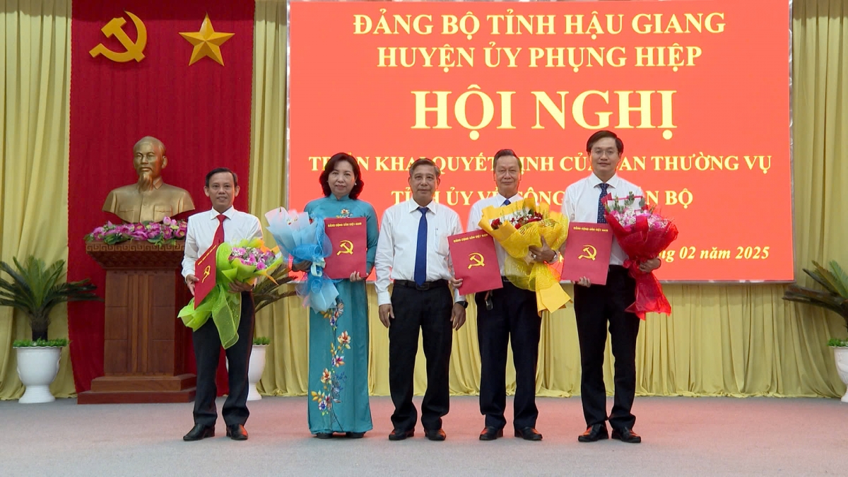 Bí thư Tỉnh ủy, Chủ tịch HĐND tỉnh Hậu Giang Đồng Văn Thanh cùng các cán bộ vừa nhận nhiệm vụ mới và nghỉ hưu
