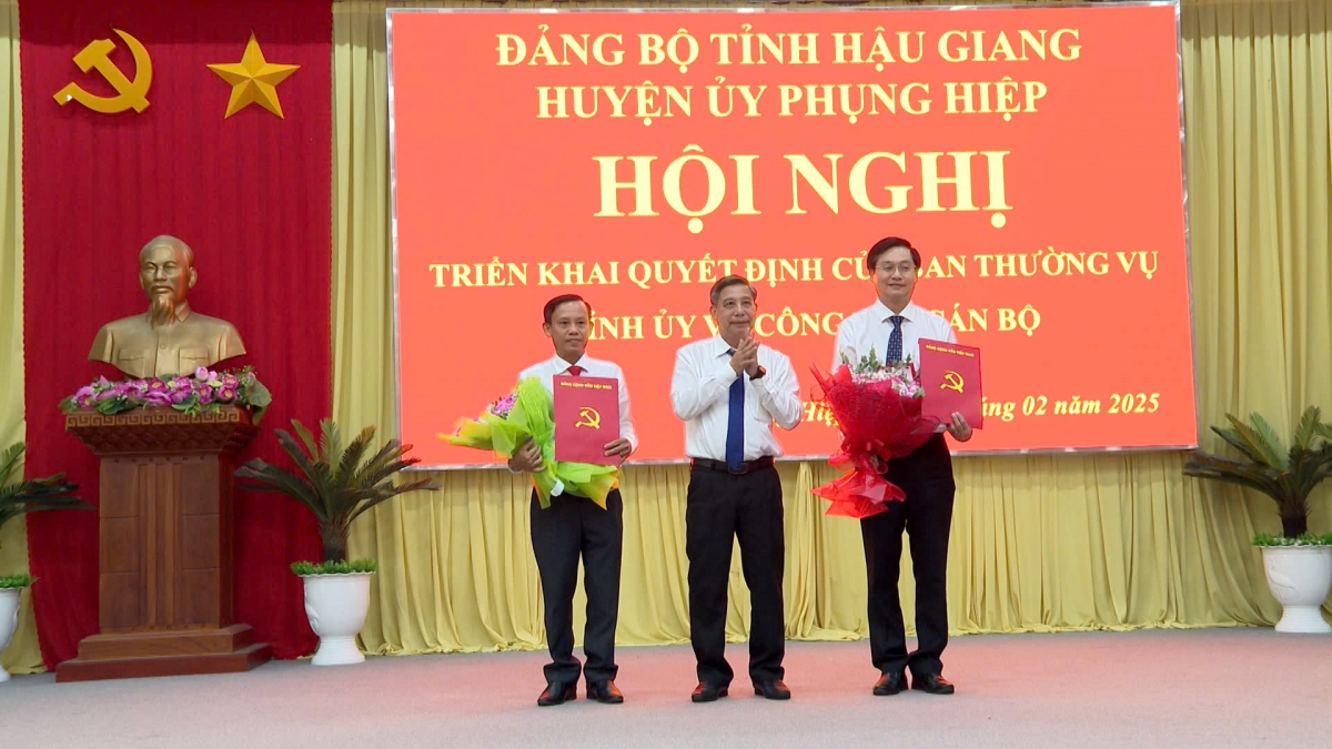 Bí thư Tỉnh ủy, Chủ tịch HĐND tỉnh Hậu Giang Đồng Văn Thanh trao quyết định và hoa cho ông Tống Hoàng Khôi (bìa phải) và ông Hà Hòa Bình (bìa trái)