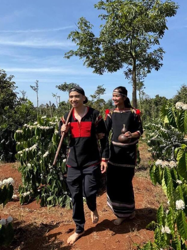 Chồng tương lai của H'Hen Niê là Nguyễn Tuấn Khôi, sinh năm 1989, nhiếp ảnh gia kiêm đạo diễn. H'Hen Niê và Tuấn Khôi quen nhau từ năm 2018 nhưng tới đầu năm 2025 nàng hậu mới công khai chuyện tình cảm. Trong 7 năm yêu nhau, cặp đôi từng trải qua nhiều lần hợp tan. Thời điểm trước khi công khai, Tuấn Khôi thỉnh thoảng vẫn đăng tải hình ảnh của H'Hen Niê trên trang cá nhân, song không xác nhận về tin đồn hẹn hò.