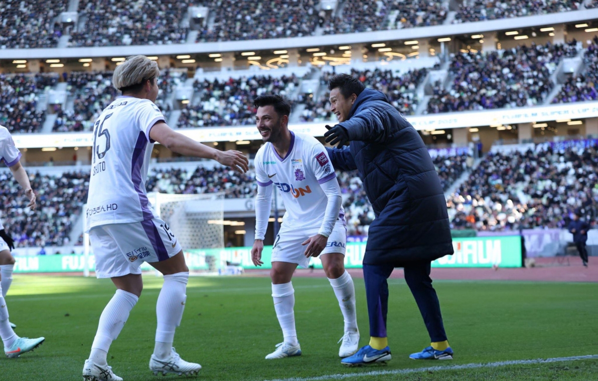 Niềm vui chiến thắng của các cầu thủ Sanfrecce Hiroshima. (Ảnh: Getty). 