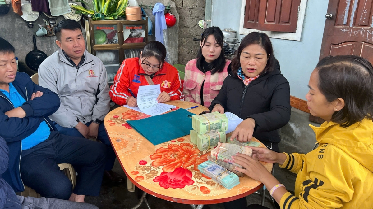 Đại diện Công ty cổ phần xi măng Sông Lam 2 trao tiền hỗ trợ cho gia đình có công nhân tử vong.