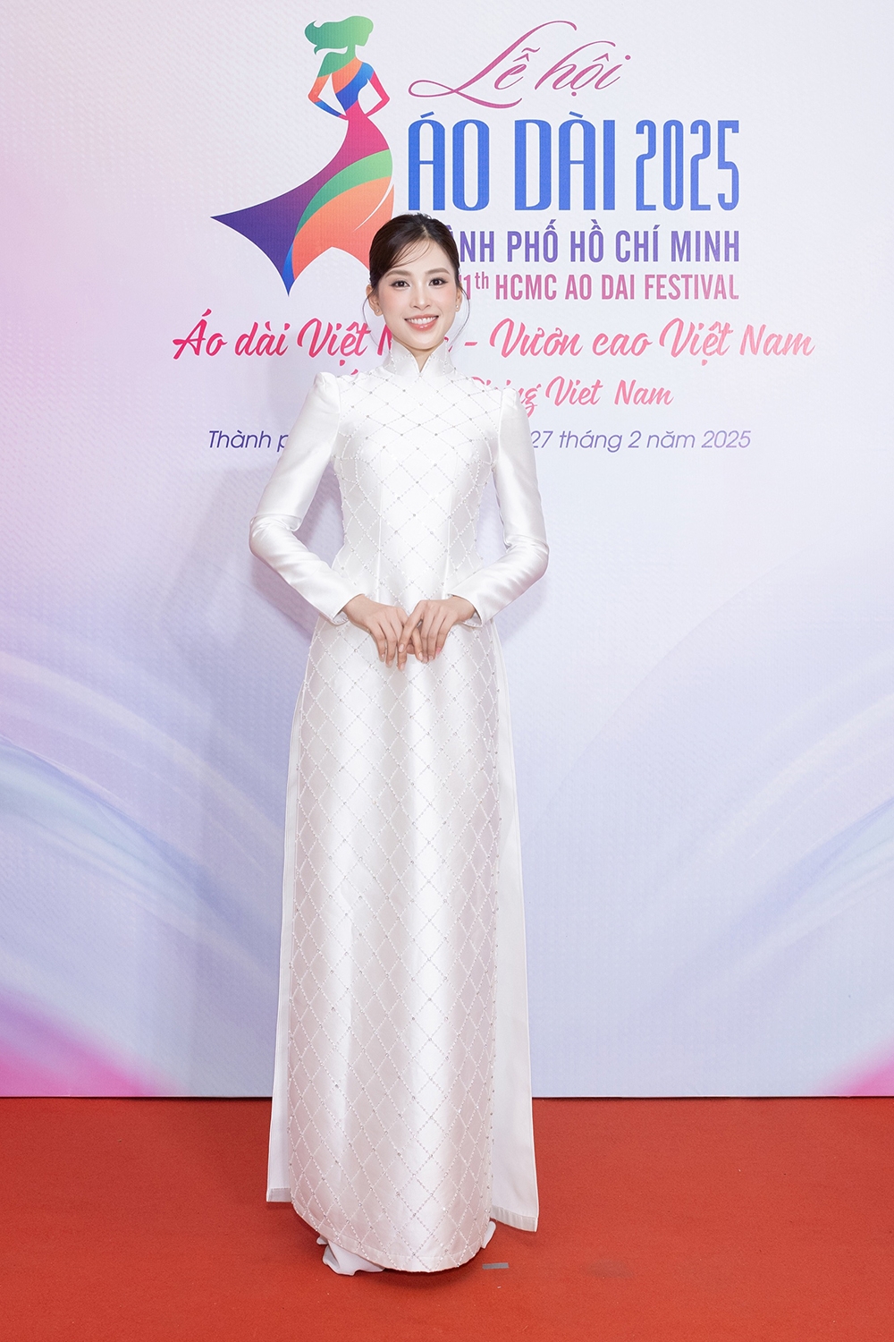 “Tôi vẫn nhớ năm 2018, khi tham gia cuộc thi Hoa hậu Thế giới, tôi đã diện tà áo dài Việt Nam và giới thiệu với bạn bè quốc tế về vẻ đẹp duyên dáng, tinh tế của trang phục truyền thống quê hương. Đó là niềm vui và hạnh phúc của tôi, một người con Việt Nam”, Hoa hậu Trần Tiểu Vy thổ lộ.