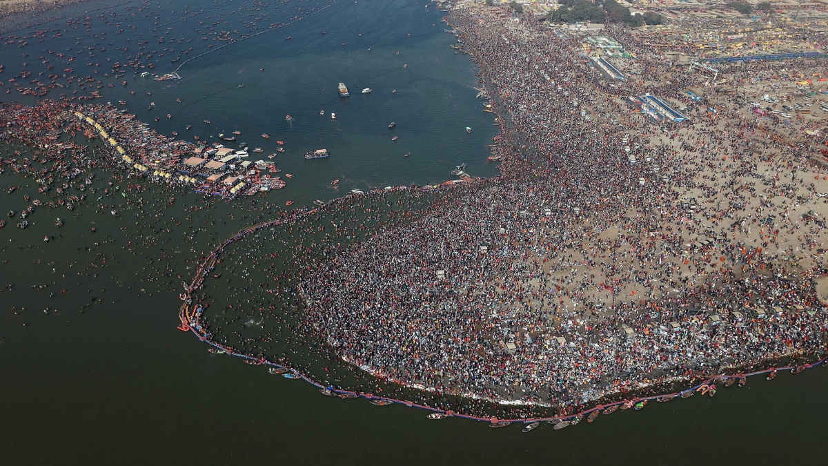 Hơn 1,2 triệu tín đồ ngâm mình tại Lễ hội Maha Kumbh Mela ngày 25/2 (Ảnh: ANI)