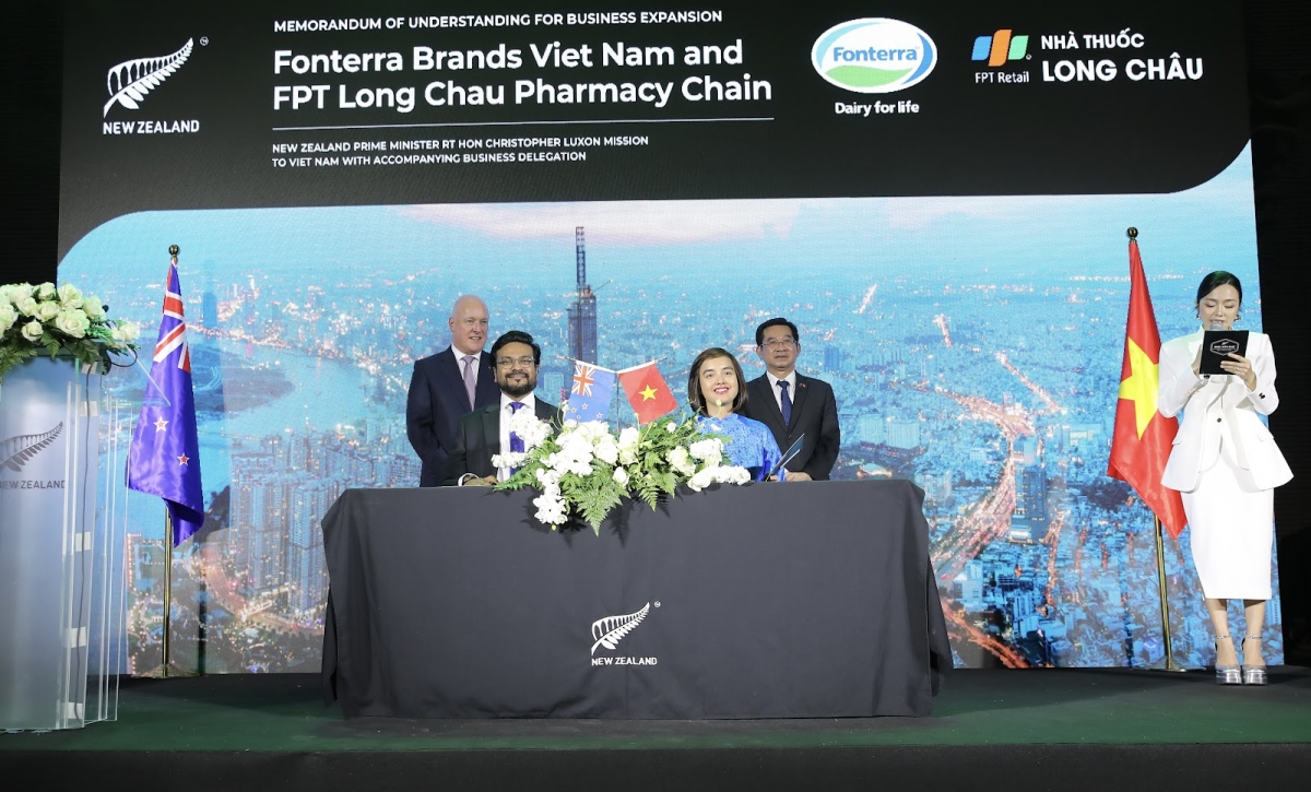 Lễ ký kết hợp tác chiến lược FPT Long Châu và Anlene (thuộc tập đoàn Fonterra tại New Zealand).