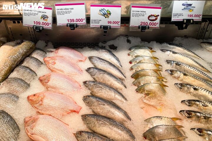 Tôm sú loại to 25 - 30 con/kg có giá dao động 450.000 - 600.000 đồng/kg, cá chép giá 100.000 - 120.000 đồng/kg. Theo nhiều bà nội trợ, mức này có tăng hơn ngày thường nhưng vẫn có thể "chấp nhận được" vì nguồn hàng đầu năm chưa nhiều.