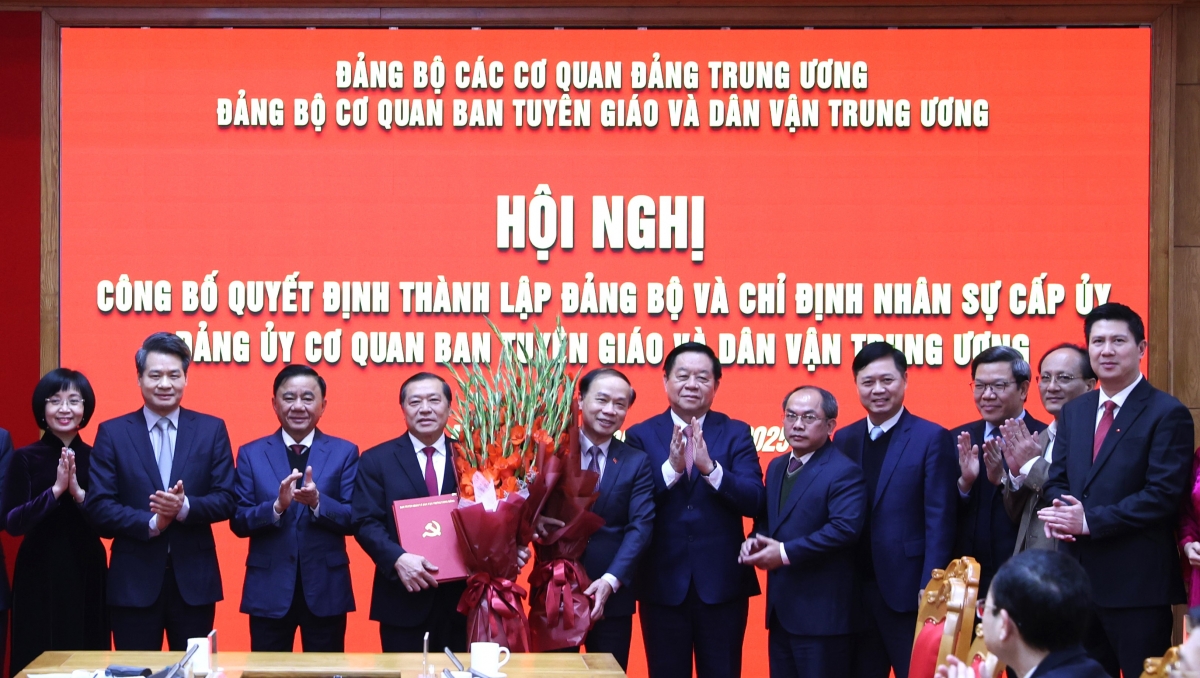 Thường trực Ban Bí thư Trần Cẩm Tú và Trưởng Ban Tuyên giáo và Dân vận Trung ương Nguyễn Trọng Nghĩa trao quyết định thành lập Đảng bộ cơ quan Ban Tuyên giáo và Dân vận Trung ương