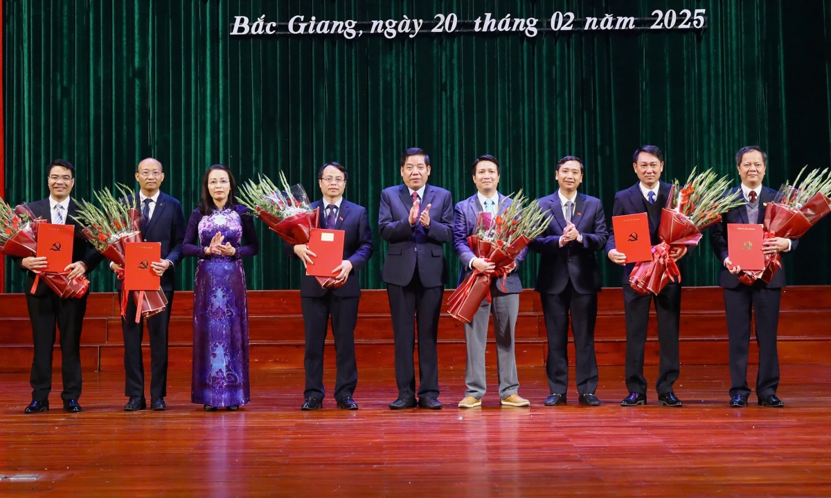 Thường trực Tỉnh ủy Bắc Giang trao quyết định, tặng hoa chúc mừng lãnh đạo Ban Tuyên giáo và Dân vận Tỉnh ủy