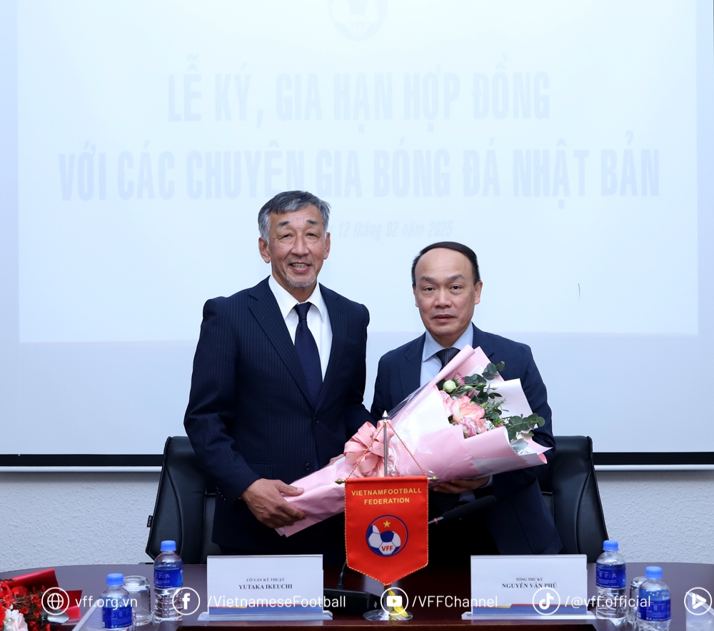 Ông Yutaka Ikeuchi chính thức ký hợp đồng với VFF. (Ảnh: VFF). 