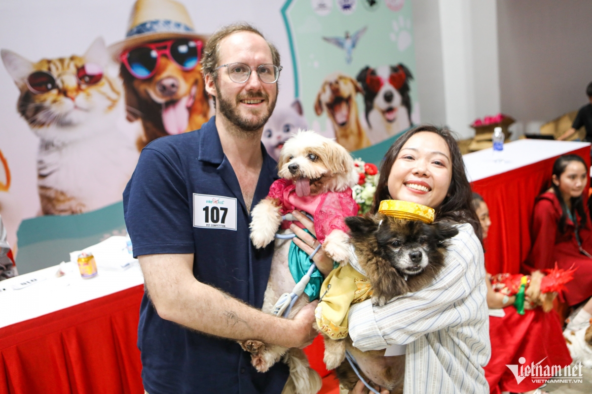 Photographed is Phuong Anh from Binh Thanh district and her American husband who bring two puppies having lived with the couple for more than 10 years to the contest.