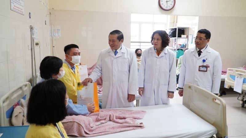 Đồng chí Lại Xuân Môn cùng đồng chí Nguyễn Thị Liên Hương thăm và tặng quà các bệnh nhân đang điều trị tại Bệnh viện K. Ảnh: VGP/HM