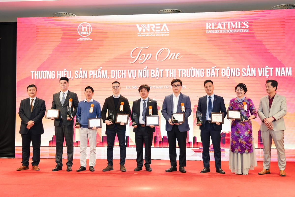 Chủ tịch HĐQT Meey Group Hoàng Mai Chung nhận giải thưởng tại Lễ vinh danh (thứ 5 từ trái qua)