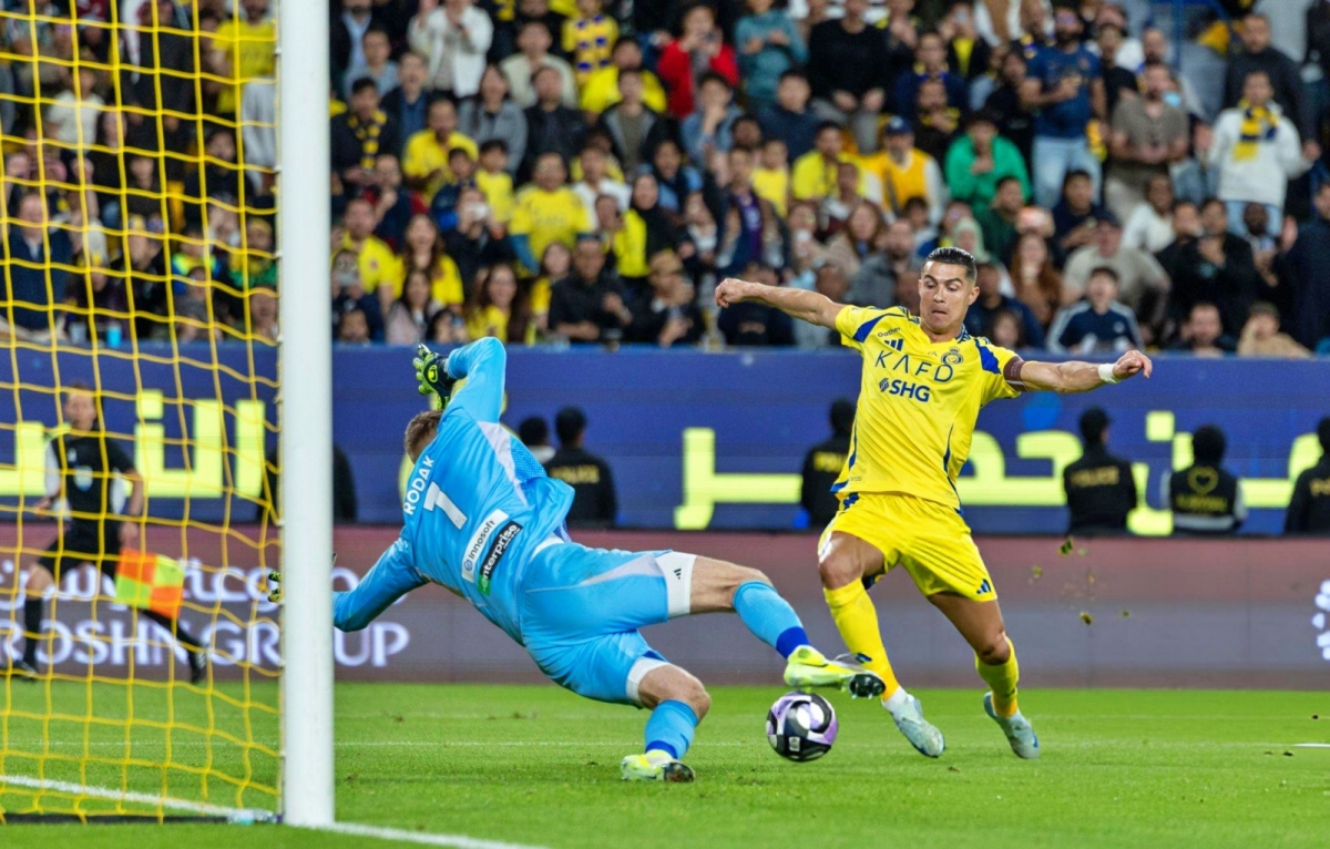 Ronaldo bất lực trong việc tìm đường vào khung thành của Al Ettifaq. (Ảnh: Getty)