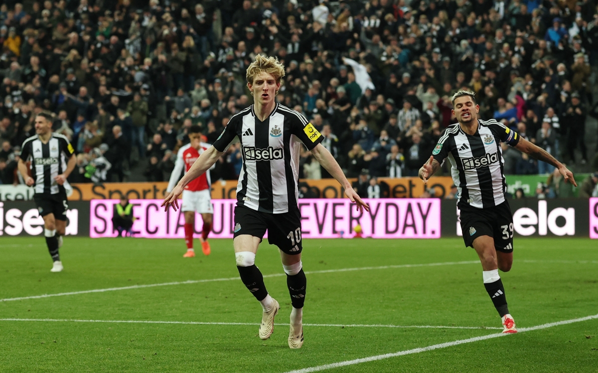 Newcastle xuất sắc đánh bại Arsenal (Ảnh: Reuters).