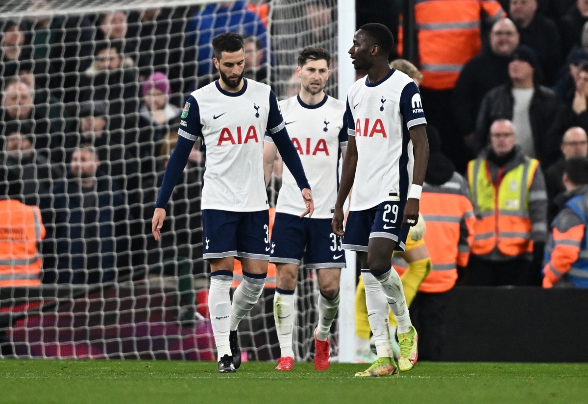 Hàng phòng ngự của Tottenham không thể đứng vững trước các “họng súng” của Liverpool. (Ảnh: Reuters)