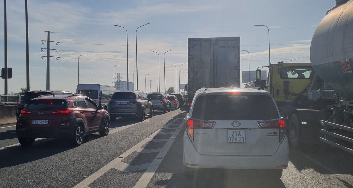 Ùn tắc 8 km trên cao tốc TP.HCM - Long Thành - Dầu Giây sáng 27/2