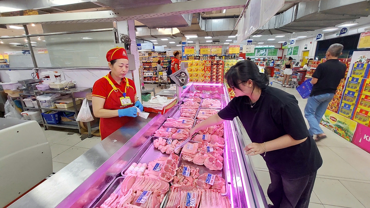 Khách hàng mua sắm tại Co.opmart