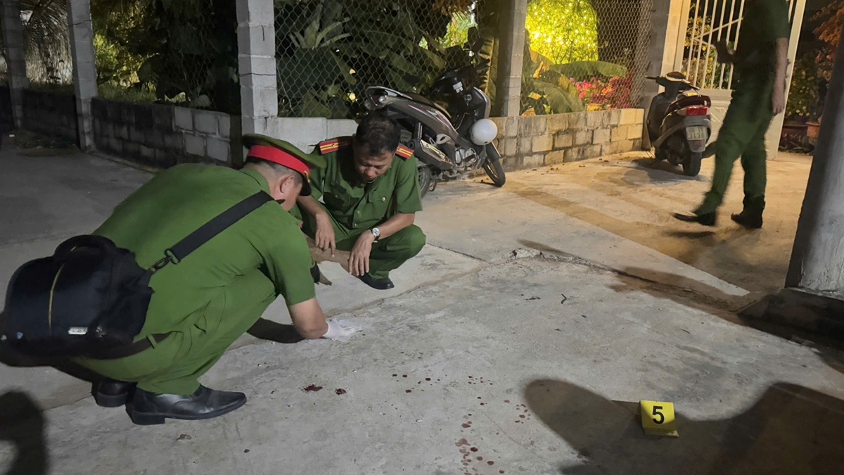 Khám nghiệm hiện trường. Ảnh: D.T