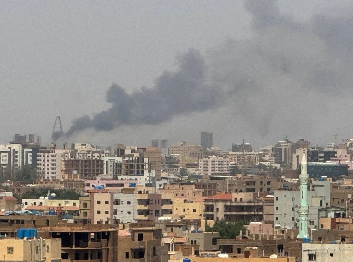 Khói bốc lên sau các cuộc giao tranh ở Khartoum, Sudan. Ảnh: Reuters