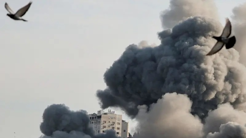Khói bốc lên trong một chiến dịch của quân đội Israel tại Jenin ở Bờ Tây. (Ảnh: Reuters)