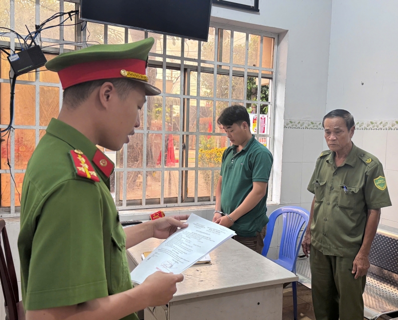 Công an thị xã Phú Mỹ tống đạt các thủ tục tố tụng bị can Vũ Viết Duy