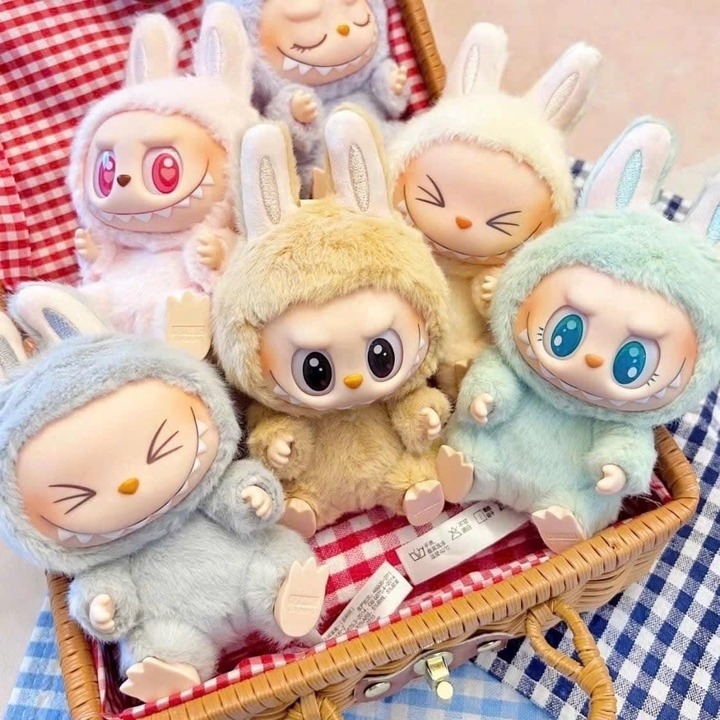 Cùng với nhiều món đồ chơi hot trend, Labubu khiến người Việt chi hơn 27 tỷ đồng săn mua trong năm 2024 (Ảnh: H. Linh)