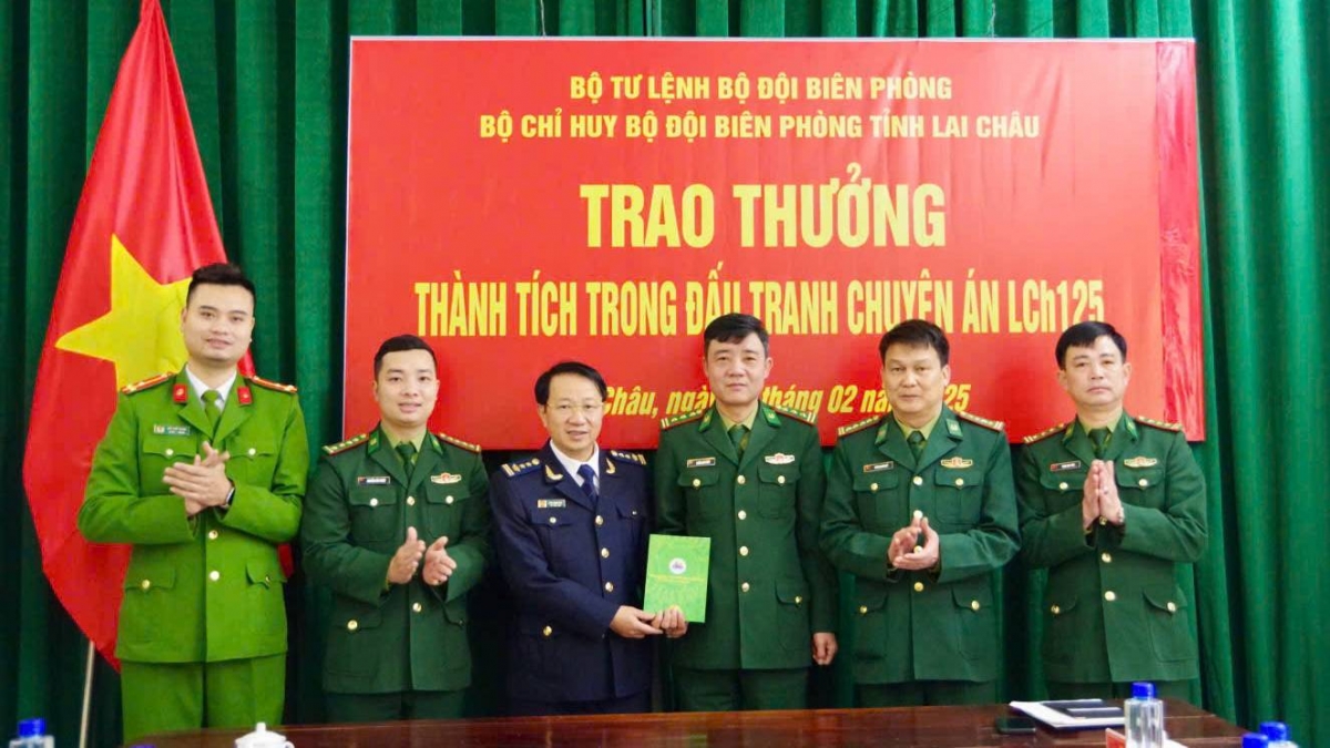 Lãnh đạo Bộ Chỉ huy Bộ đội Biên phòng tỉnh Lai Châu thừa ủy quyền của Bộ tư lệnh Bộ đội Biên phòng trao thưởng cho các đơn vị phá án