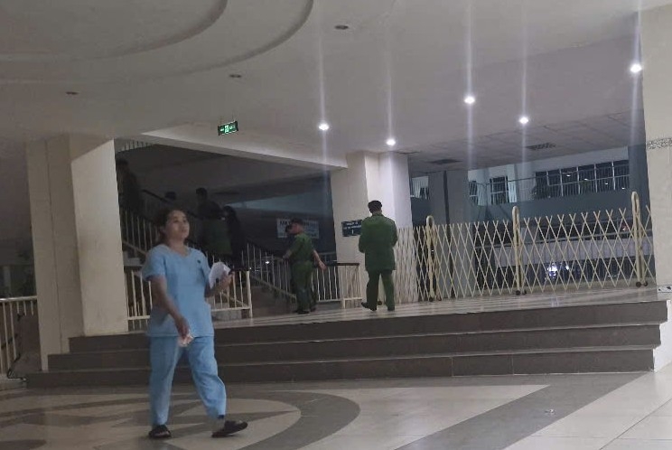 Công an có mặt tại Bệnh viện 2 Lâm Đồng để khám xét nơi làm việc của Giám đốc bệnh viện này.