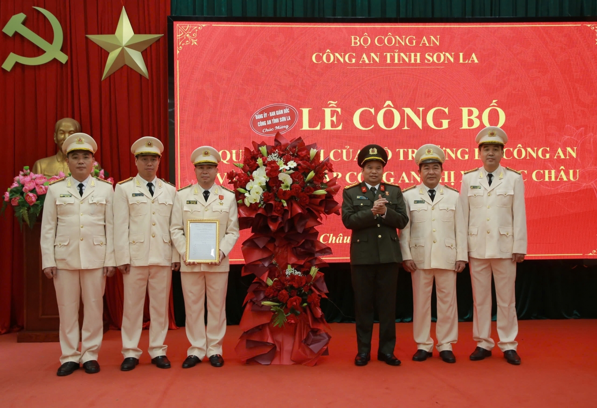 Lãnh đạo Công an tỉnh Sơn La chuyển trao quyết định của Bộ trưởng Bộ Công an về thành lập Công an thị xã Mộc Châu.