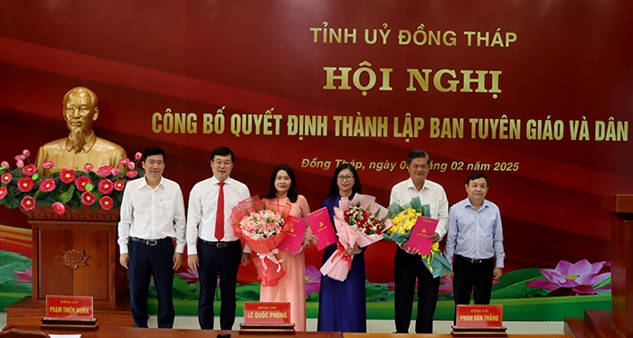 Lãnh đạo tỉnh Đồng Tháp trao quyết định và tặng hoa cho lãnh đạo Ban Tuyên giáo và Dân vận Tỉnh ủy (Ảnh: Việt Tiến)