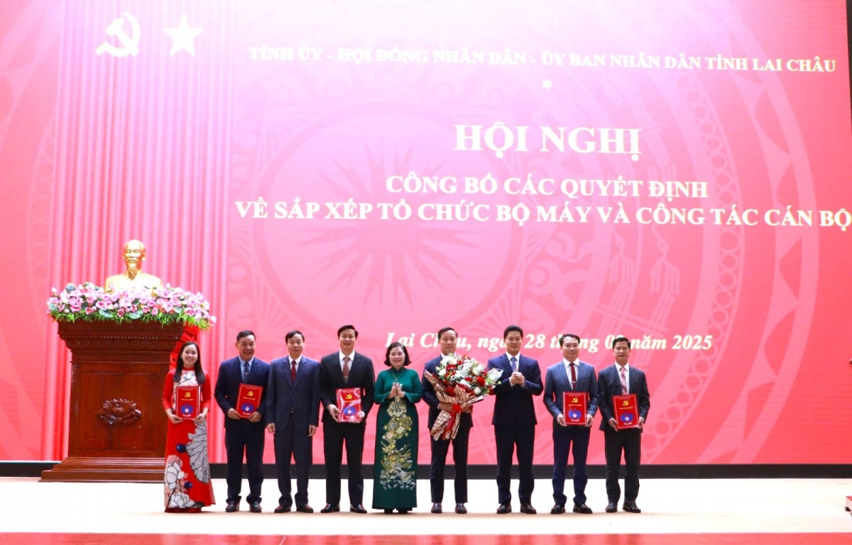Lãnh đạo Tỉnh ủy Lai Châu tặng hoa chúc mừng Ban Tuyên giáo và Dân vận Tỉnh ủy