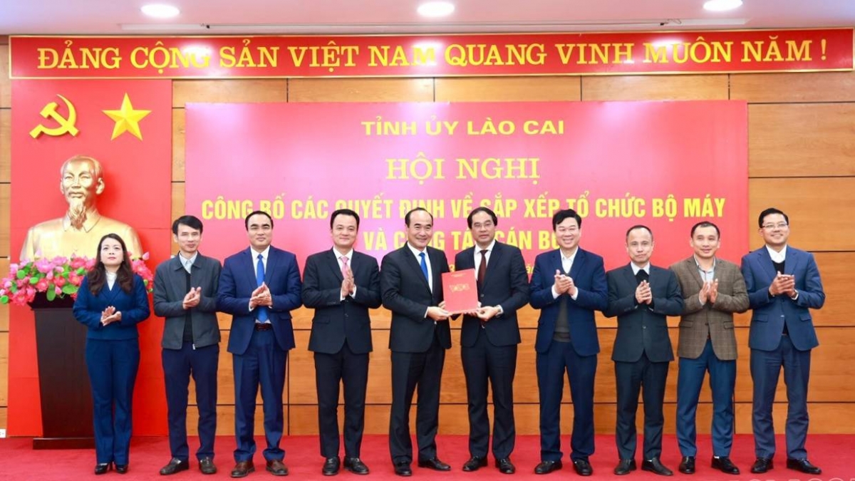 Trao Quyết định thành lập Đảng bộ Các cơ quan Đảng tỉnh Lào Cai. Ảnh: BaoLaoCai