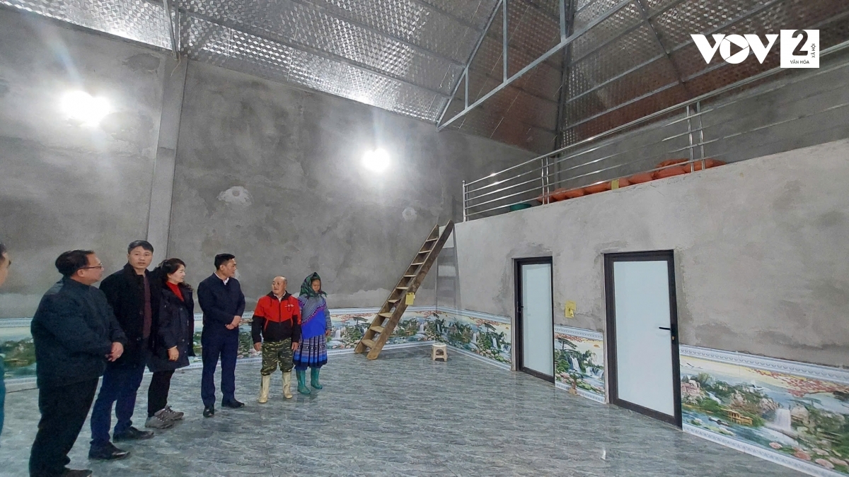Ông Tráng Seo Mành phấn khởi khoe ngôi nhà mới với lãnh đạo UBND huyện Si Ma Cai